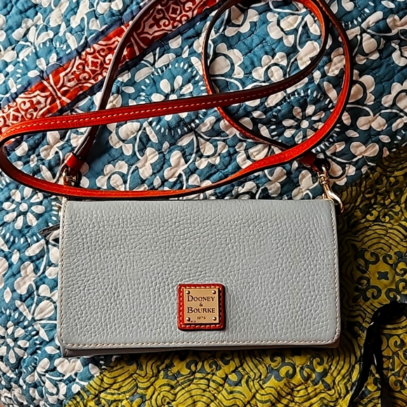 Dooney&Bourke Becca crossbody - Picture 1 of 8